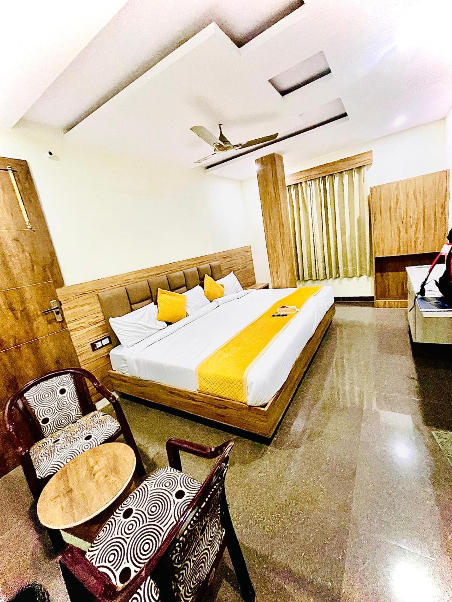 Hotel Nidhivan Mukund - Best Rated Area - In House Parking Vrindāvan Dış mekan fotoğraf